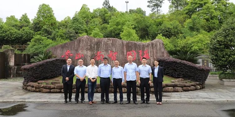 情系教育 心懷母校--山水集團(tuán)董事長季頂天走訪麗水中學(xué)2.jpg